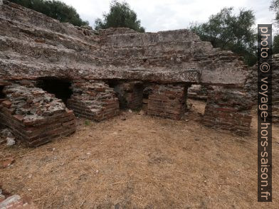 Structures portantes des thermes de Massaciuccoli. Photo © André M. Winter