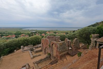 Thermes romaines et Lac de Massaciuccoli. Photo © André M. Winter