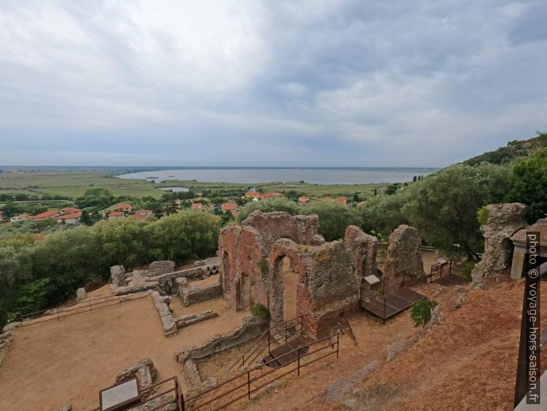 Thermes romaines et Lac de Massaciuccoli. Photo © André M. Winter