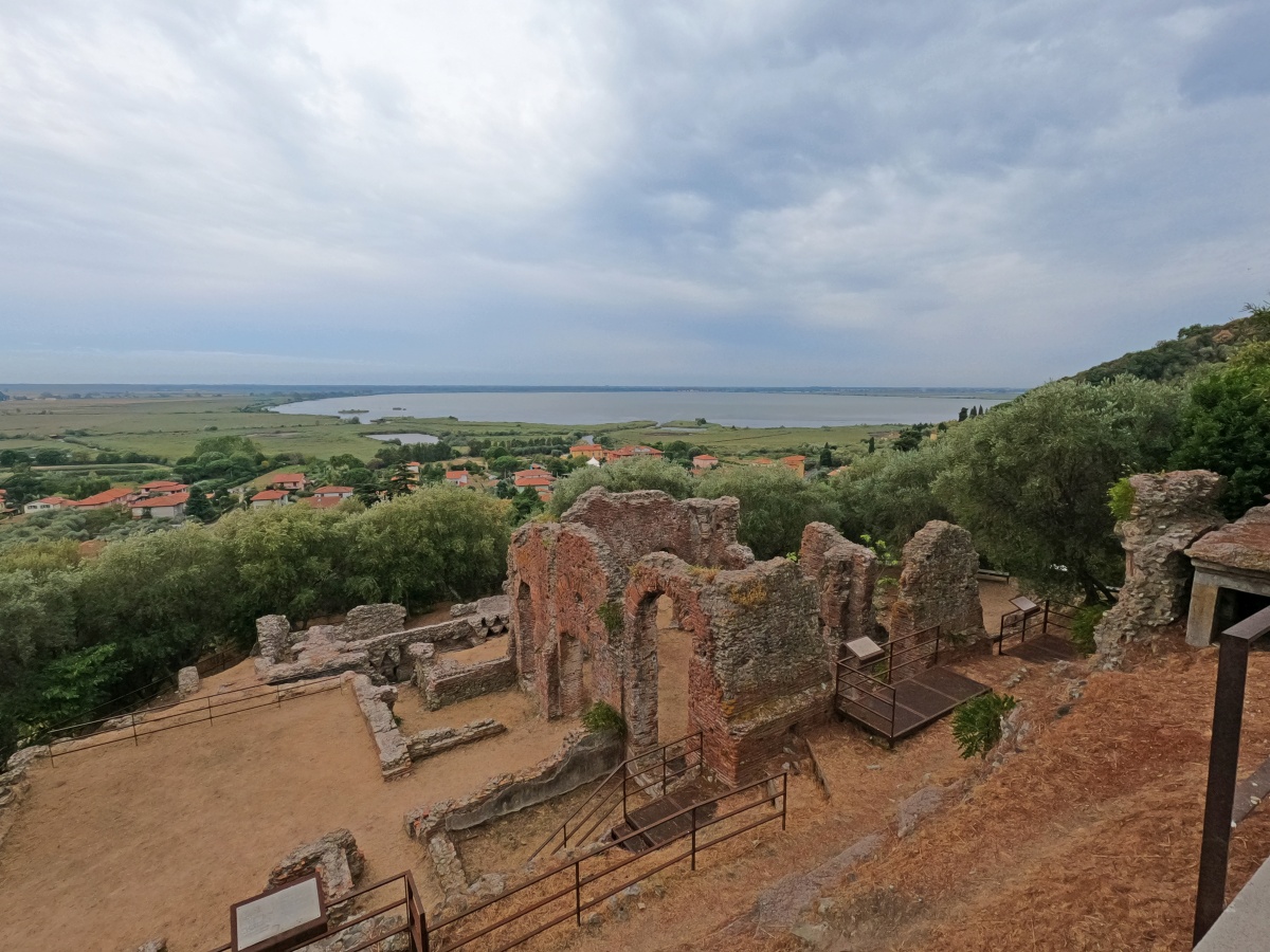 Thermes romaines et Lac de Massaciuccoli. Photo © André M. Winter