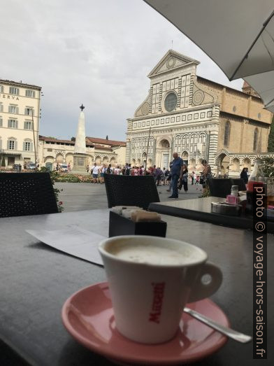 Caffé e la Basilica santa novella. Photo © Alex Medwedeff
