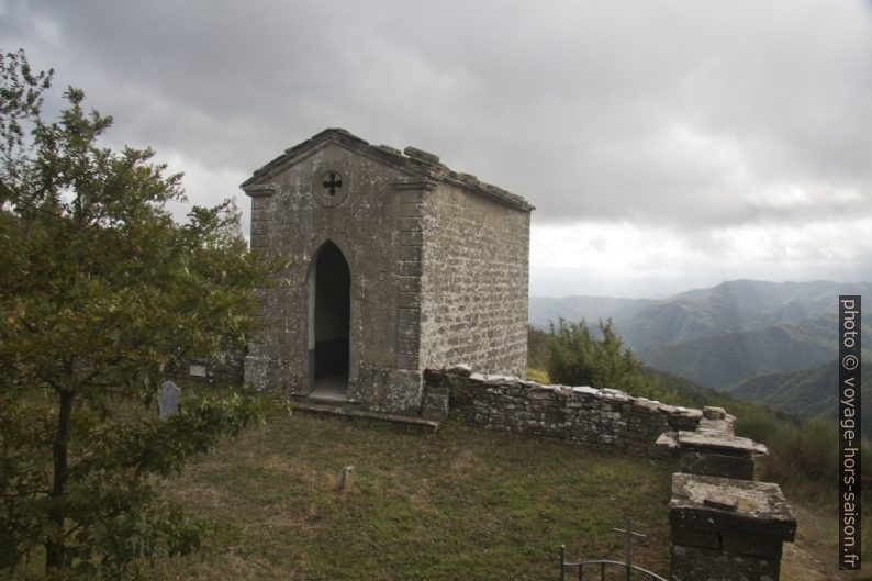 Chapelle à cercueils du Cimitero di Lozzole. Photo © André M. Winter