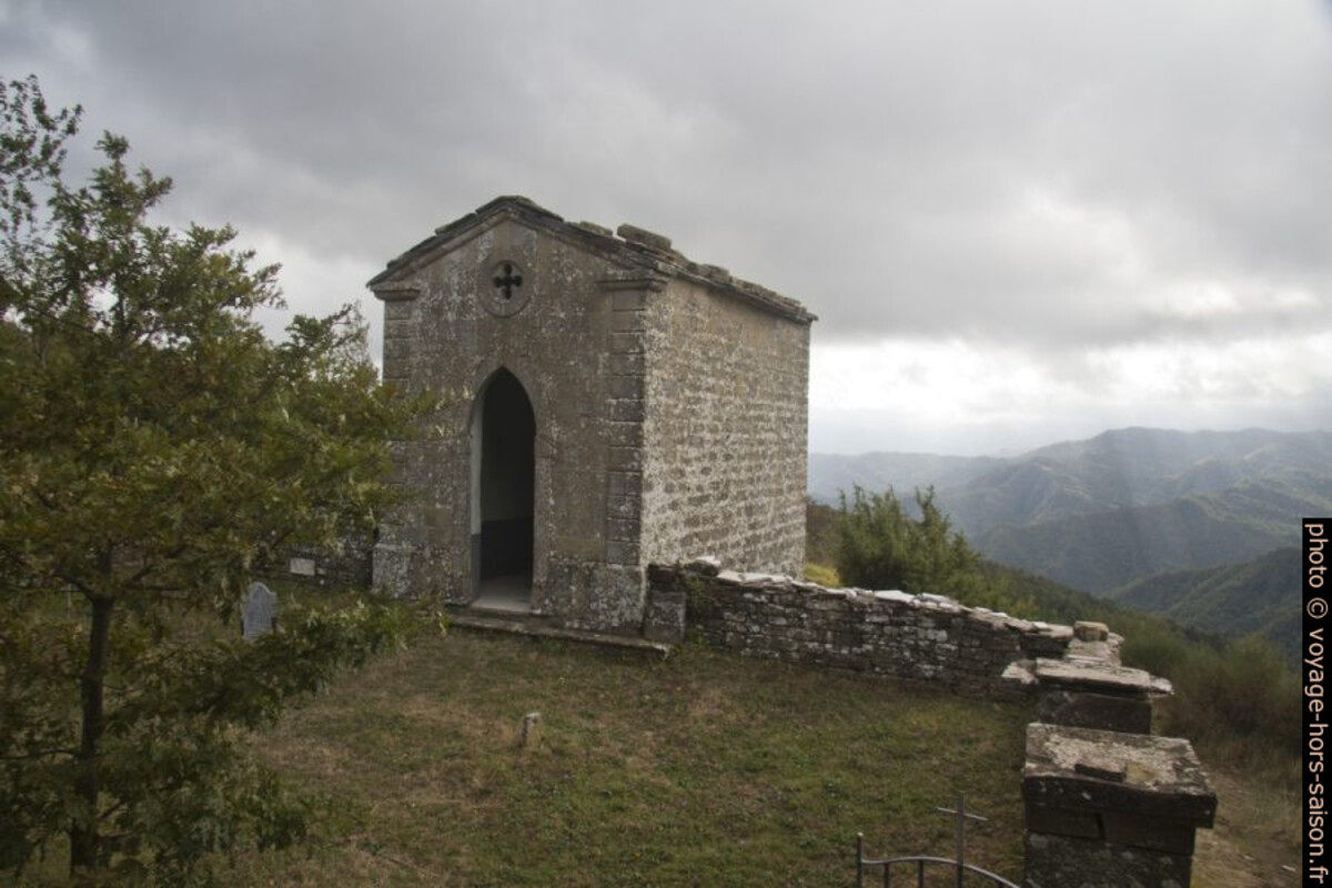 Chapelle à cercueils du Cimitero di Lozzole. Photo © André M. Winter