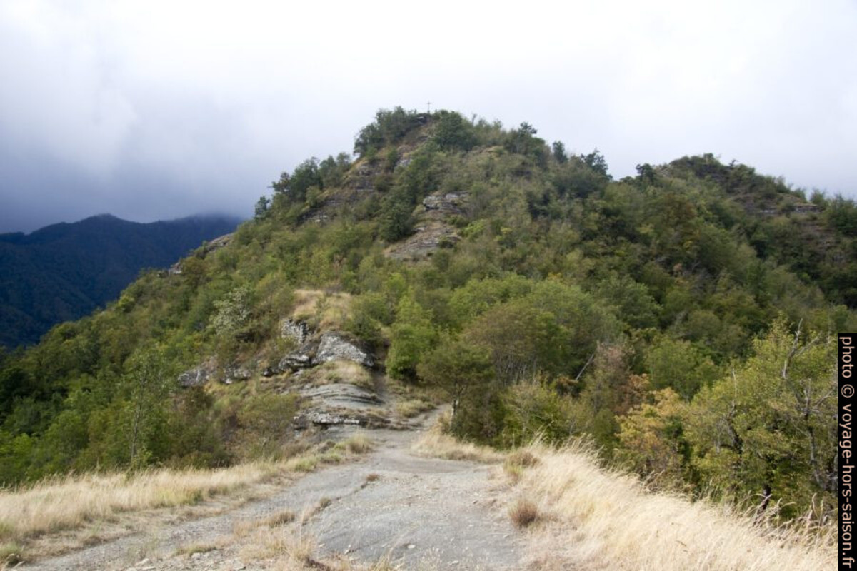 Croix sur le rocher à l'ouest de la bergerie de Lozzole. Photo © André M. Winter