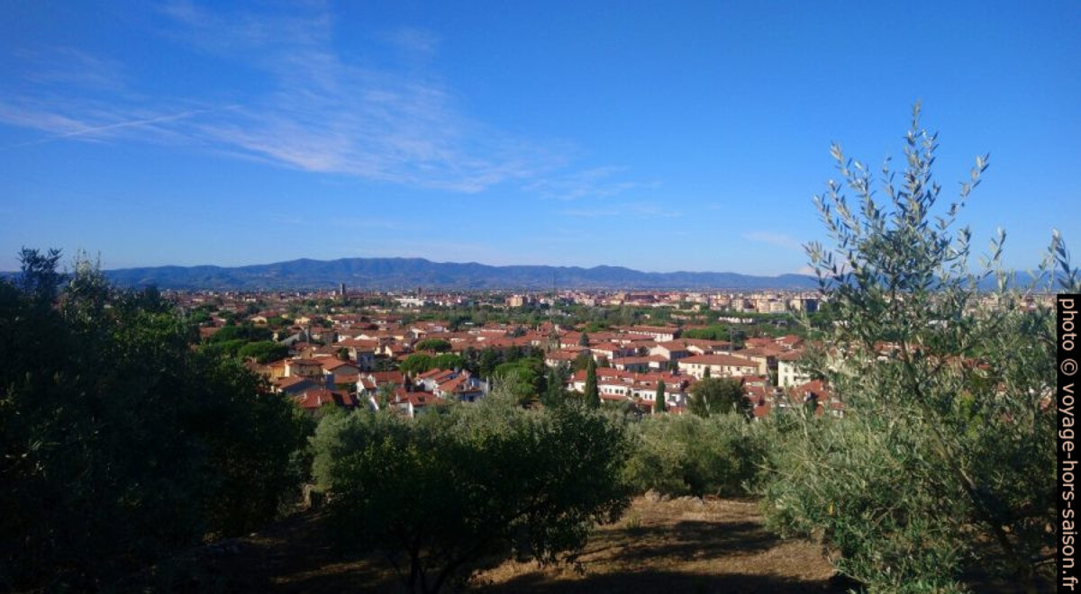Vue sur Prato du chemin vers Filettole. Photo © André M. Winter