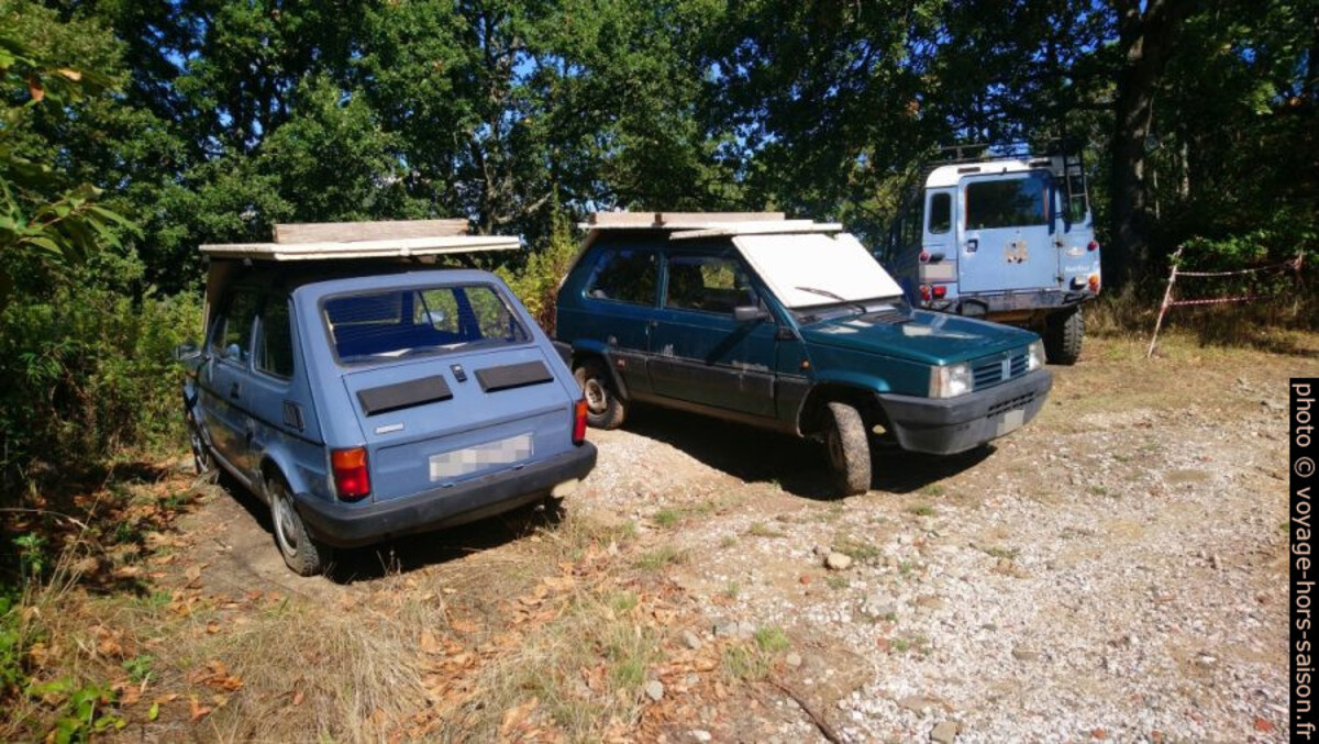 Vieilles voitures Fiat de chasseurs avec isolation en polystyrène. Photo © André M. Winter
