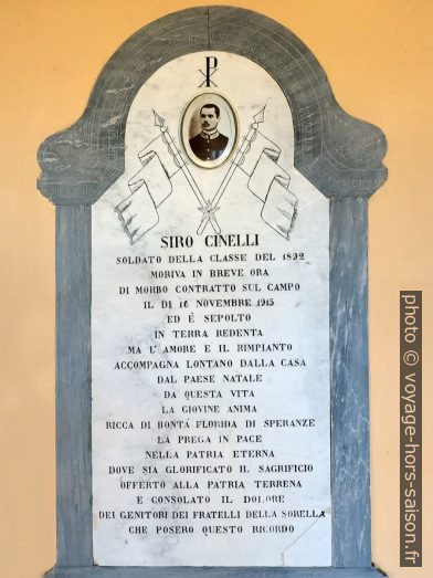 Monument au mort pour Siro Cinelli. Photo © André M. Winter