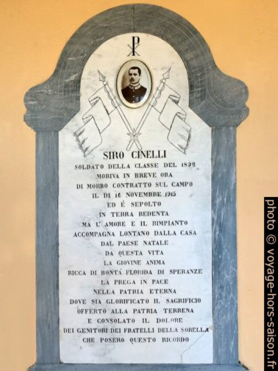 Monument au mort pour Siro Cinelli. Photo © André M. Winter