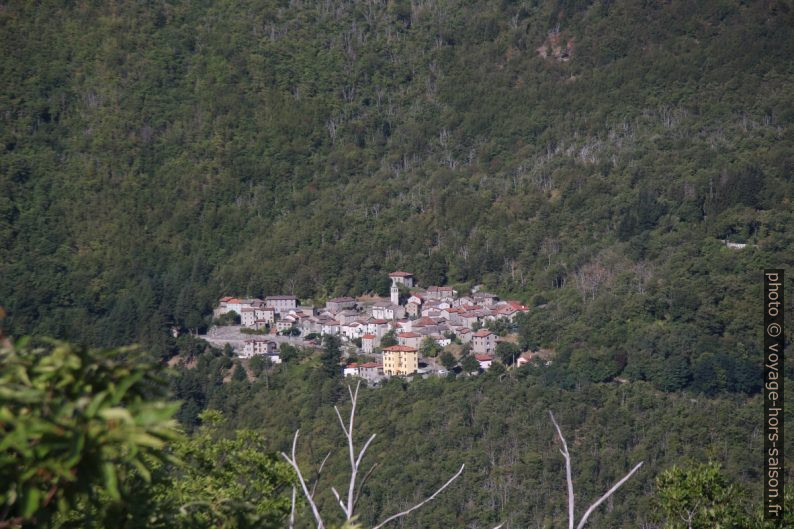 Village de Lustrola. Photo © André M. Winter