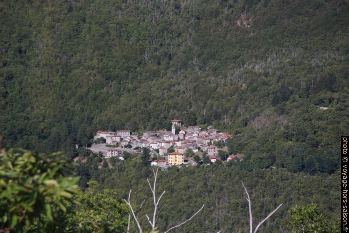 Village de Lustrola. Photo © André M. Winter