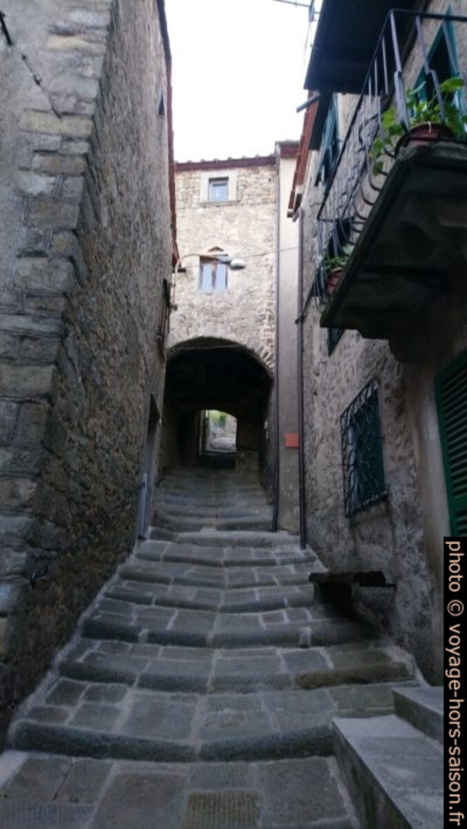 Une ruelle montante de Pontito. Photo © André M. Winter