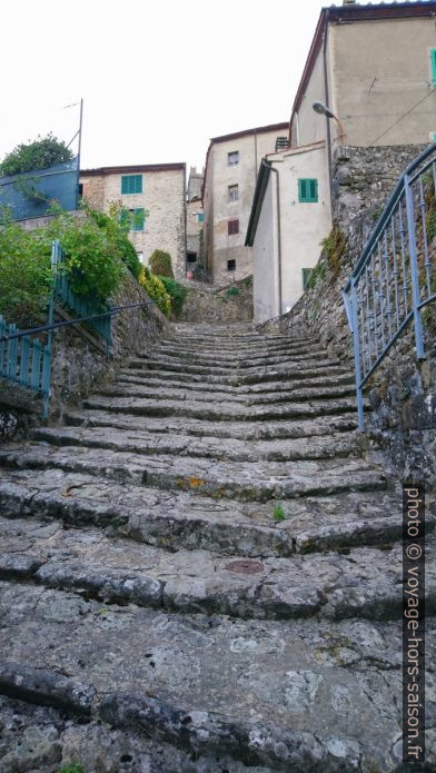 Une ruelle montante de Pontito. Photo © André M. Winter