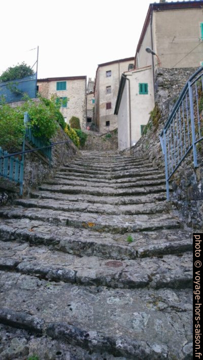 Une ruelle montante de Pontito. Photo © André M. Winter
