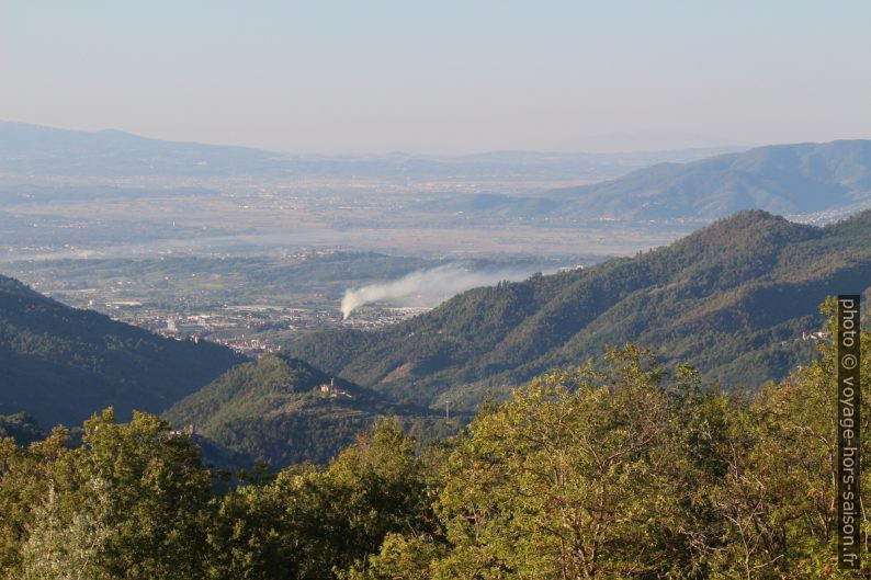 Vue vers Pescia. Photo © André M. Winter