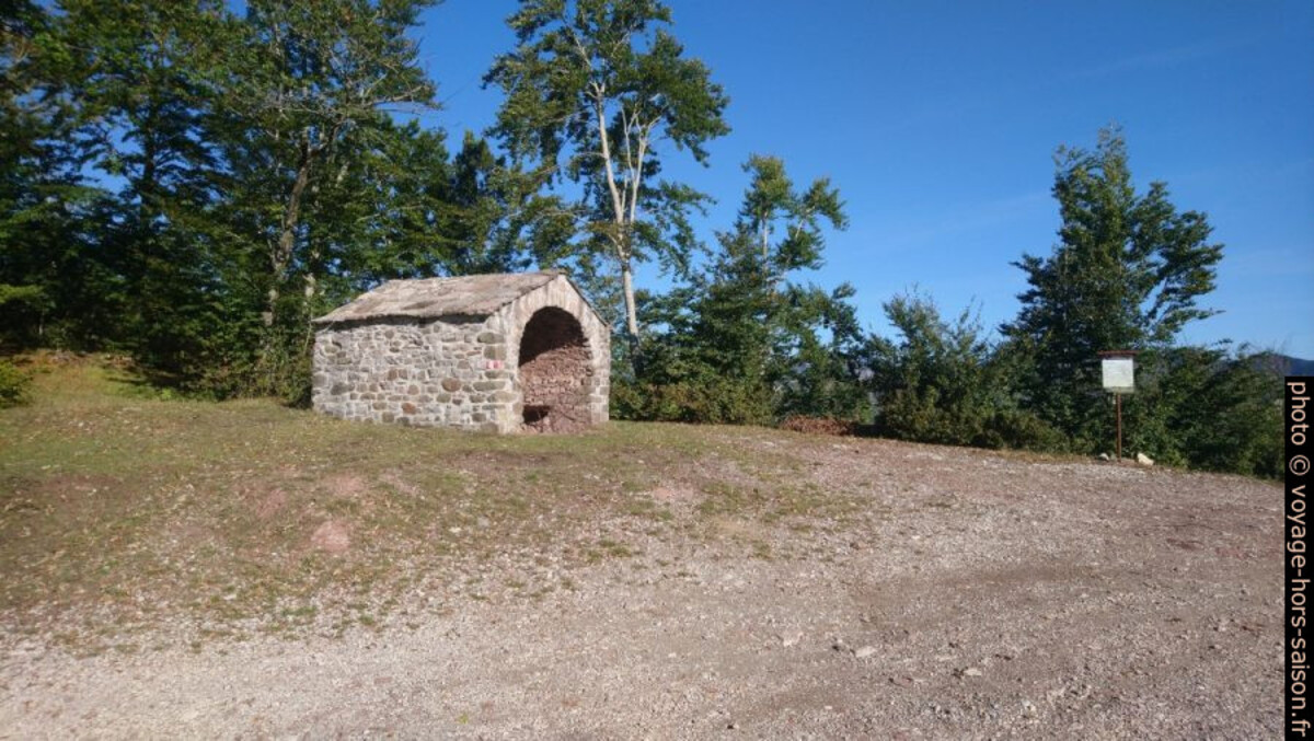 Chapelle-abri du col Croce a Veglia. Photo © André M. Winter