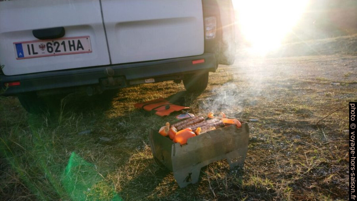 Barbecue sur l'aire d'atterrissage de parapente de Borgo a Mozzano. Photo © André M. Winter