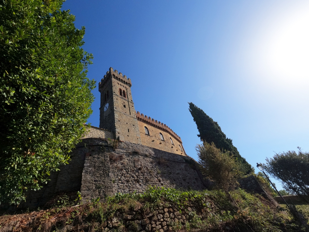 Tour du château de Cozzile. Photo © André M. Winter