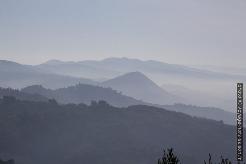 Collines au nord-ouest de Pistoia. Photo © André M. Winter