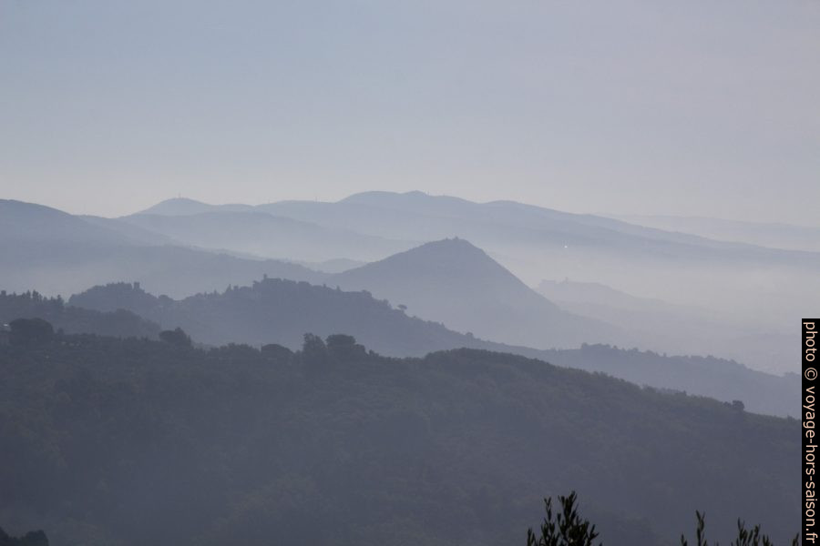 Collines au nord-ouest de Pistoia. Photo © André M. Winter