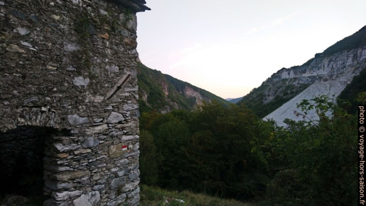 Ruine sous la Via Vandelli et la Cave della Pallerina. Photo © André M. Winter