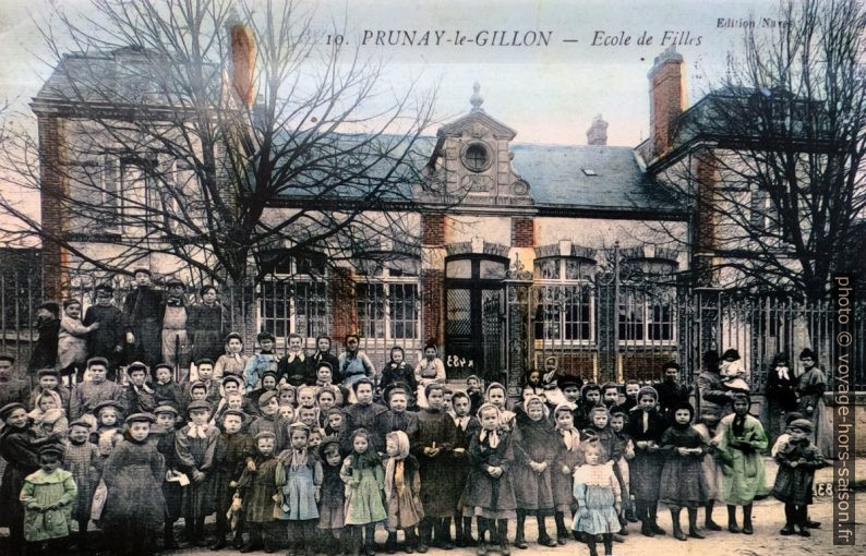 École des filles de Prunay-le-Gillon vers 1905. Photo © André M. Winter