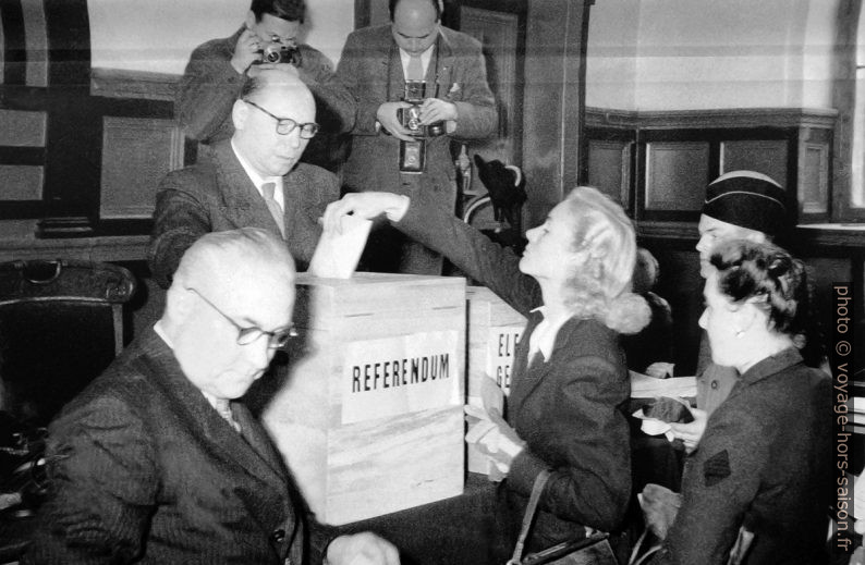 Premier vote des femmes le 20 avril 1945. Photo © André M. Winter