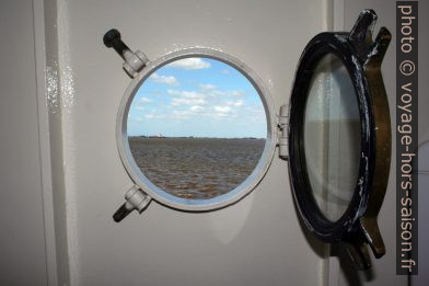 L'Elbe vu d'un hublot. Photo © André M. Winter