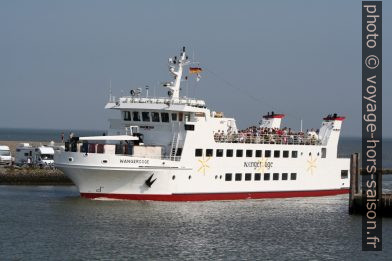 Navette dans le port de Harlesiel. Photo © André M. Winter