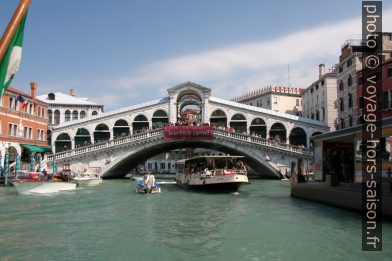 Vaporetto et le Ponte di Rialto. Photo © André M. Winter