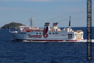 Ferry devant l'Île de Palmaiola. Photo © André M. Winter
