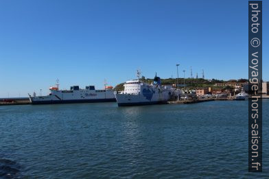 Ferrys à Piombino. Photo © André M. Winter