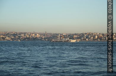 Ferry sur le Bosphore. Photo © Alex Medwedeff