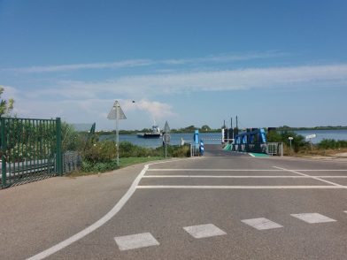 Bac arrivant côté Salin-de-Giraud. Photo CC0 Wikimédia Romainbehar