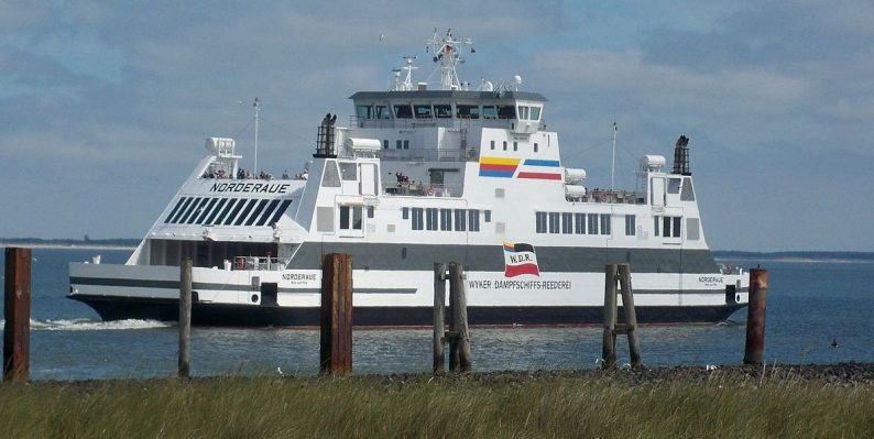 Ferry quittant Wittdün. Photo CCSA4 Wikimédia Vanellus