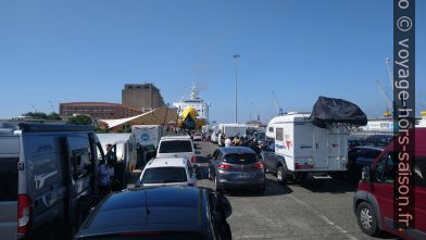 Attente avant embarquement dans le port de Livourne. Photo © André M. Winter