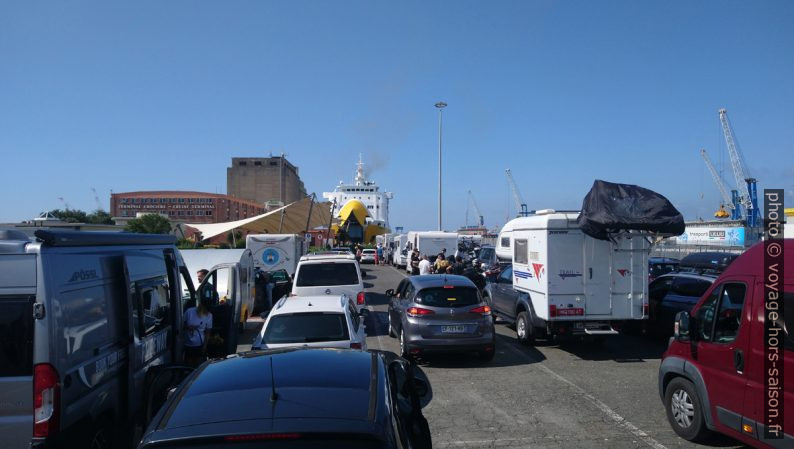 Attente avant embarquement dans le port de Livourne. Photo © André M. Winter