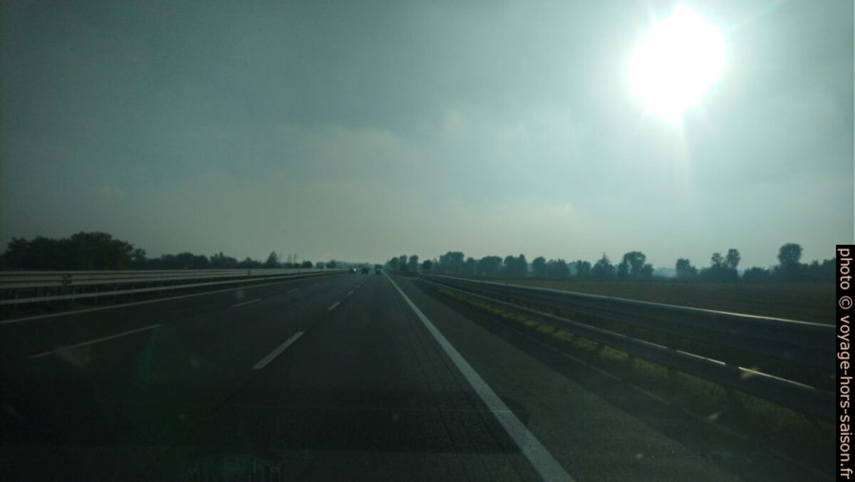 L'autoroute entre Brescia et Crémone. Photo © André M. Winter