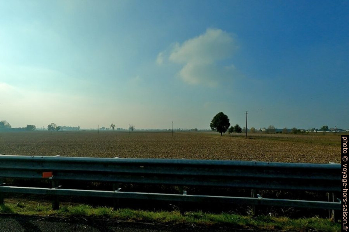 Vue de l'autoroute près de Crémone. Photo © André M. Winter