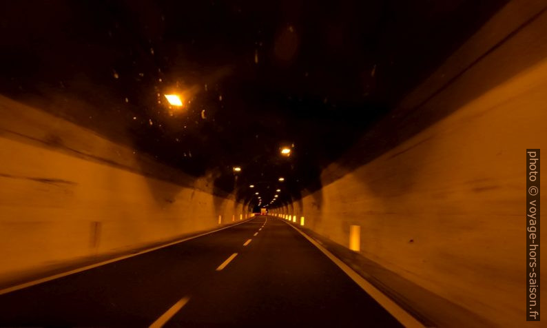 Un des tunnels entre Gênes et Vintimille. Photo © André M. Winter