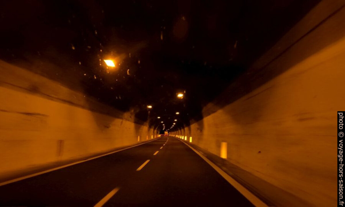 Un des tunnels entre Gênes et Vintimille. Photo © André M. Winter