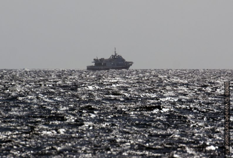 Petit ferry en partance du Port de Miramar. Photo © André M. Winter