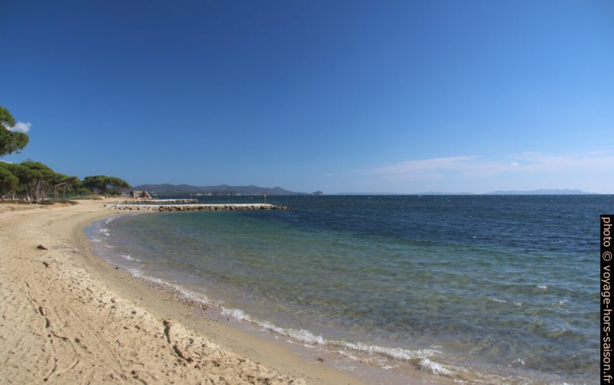 Plage devant le Camping le Pansard. Photo © André M. Winter