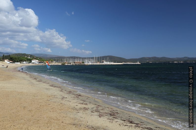 La plage et le port de Miramar. Photo © Alex Medwedeff