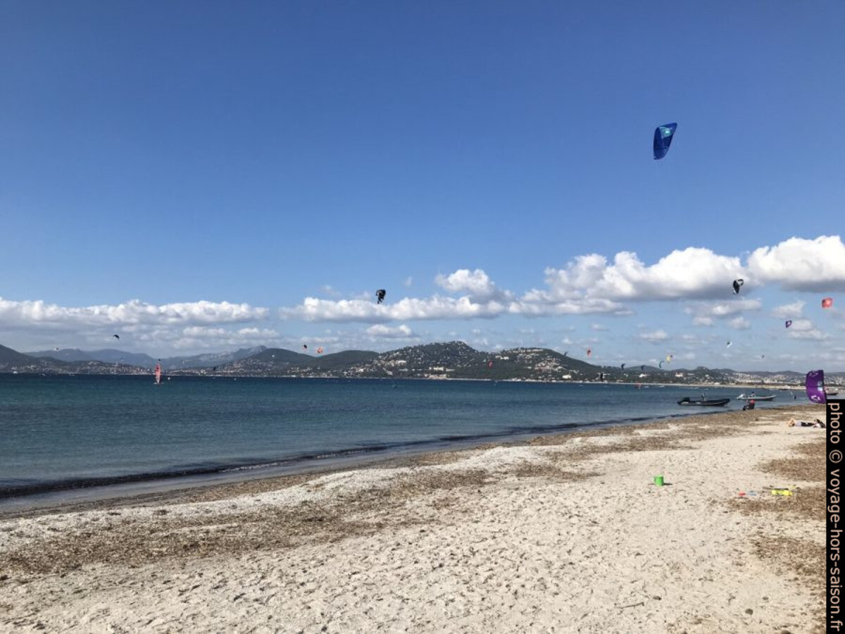 Kitesurfeurs et Kitesurfeuses à la Plage des Estagnets. Photo © Alex Medwedeff