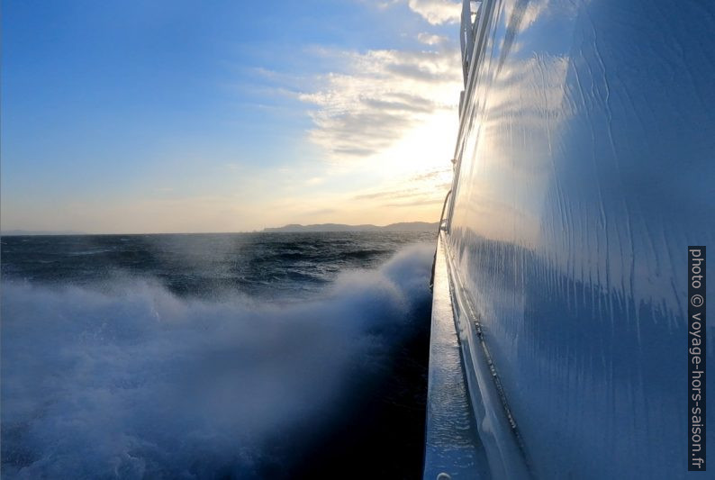 Contre le vent et contre les vagues vers Porquerolles. Photo © André M. Winter