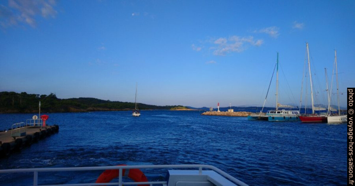 Notre navette à quai au Port de Porquerolles. Photo © André M. Winter