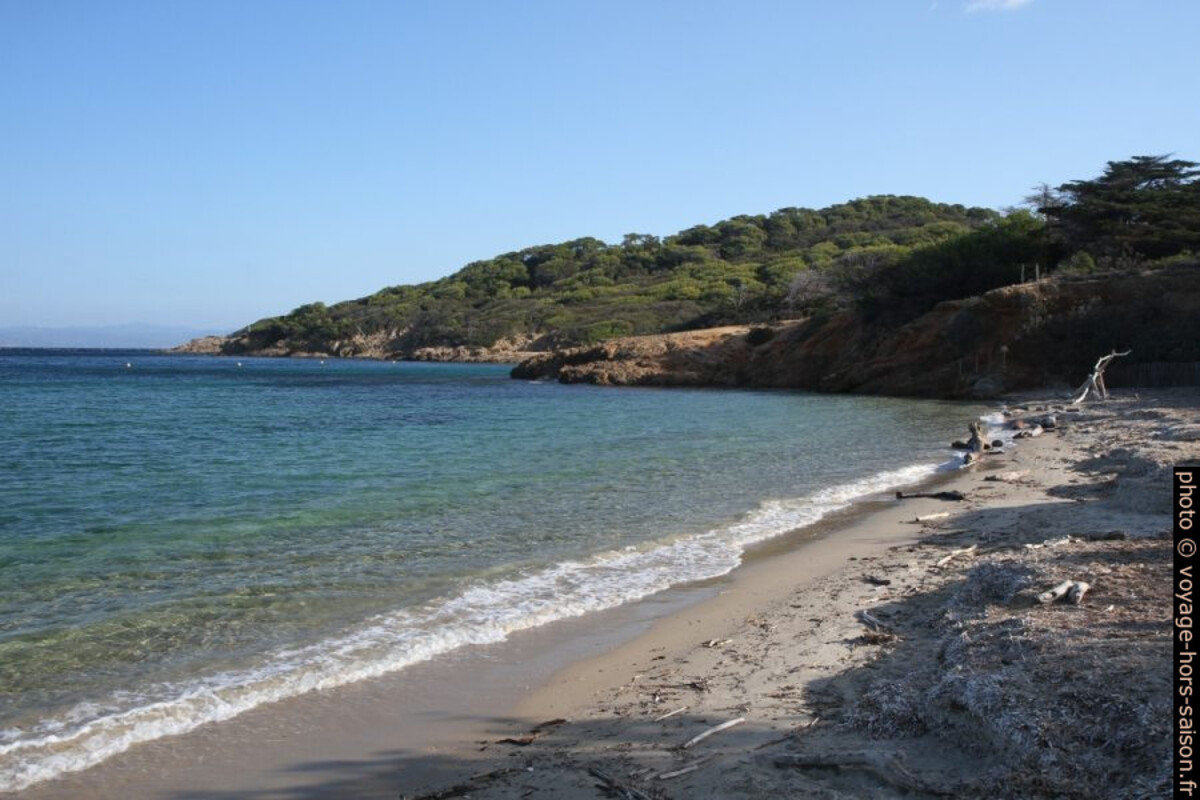Plage du Grand Langoustier et vue vers le Cap Rousset. Photo © Alex Medwedeff