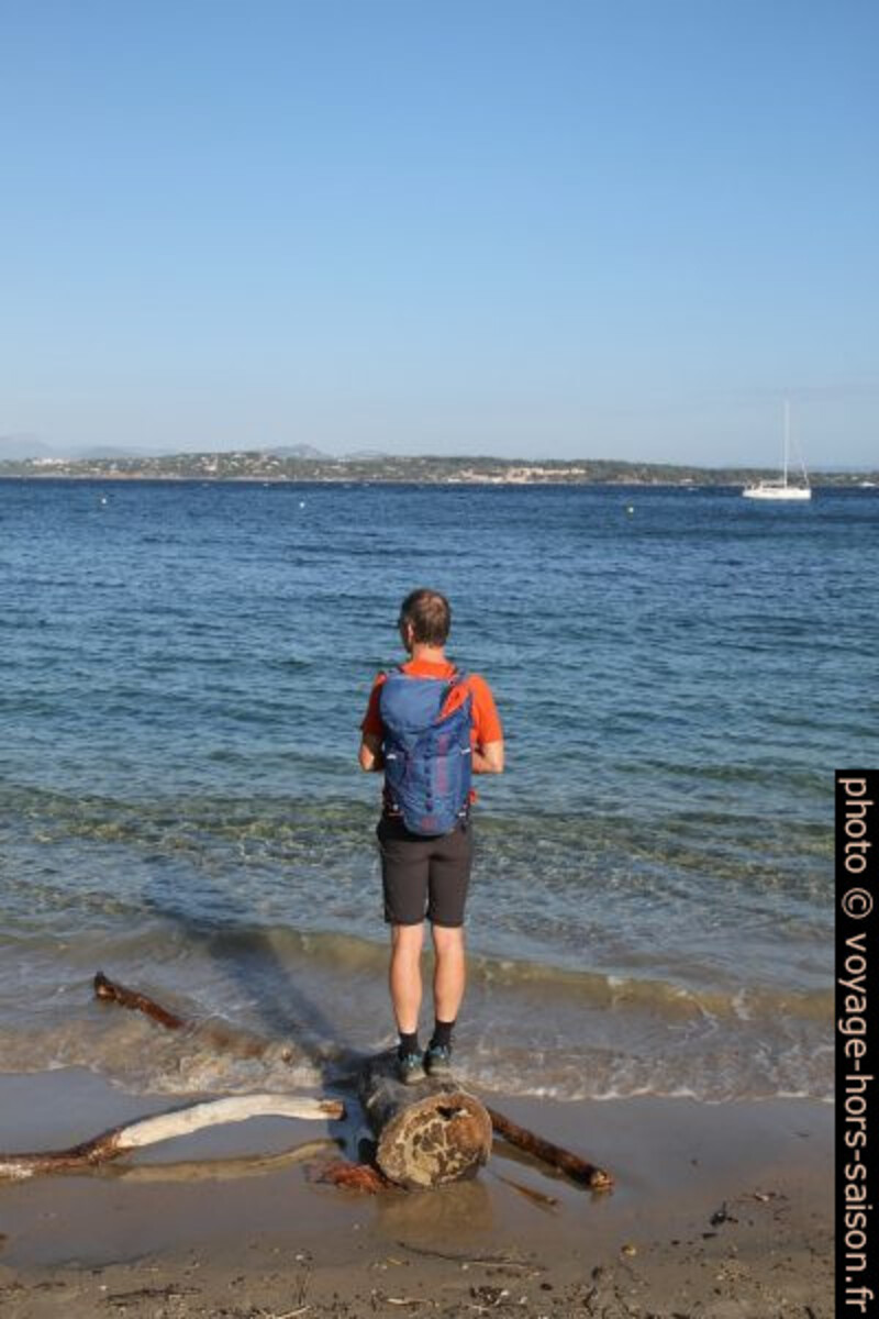 André sur un tronc échoué sur la Plage du Grand Langoustier. Photo © Alex Medwedeff