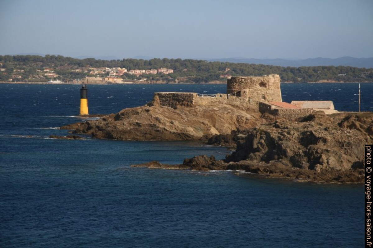 Tourelle de la Jaune Garde et l'Ile du petit Langoustier. Photo © André M. Winter