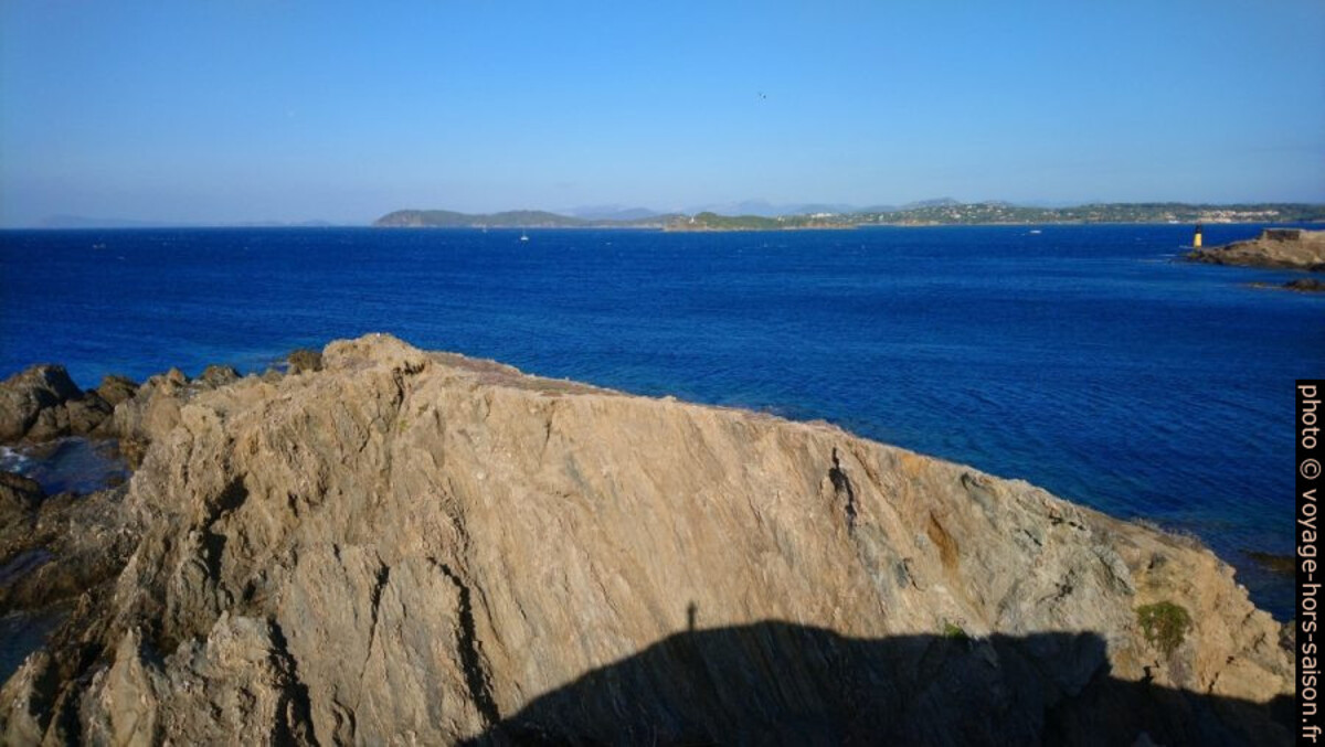 Rocher de la Pointe Sainte-Anne et le Cap de Carqueiranne au fond. Photo © André M. Winter